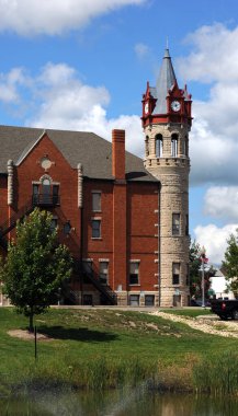 Stoughton, Wisconsin, Opera Binası ve Belediye Binası 'nın yan görüntüsü. Viktorya dönemi mimarisi olan yatakhanelerde dört saat..