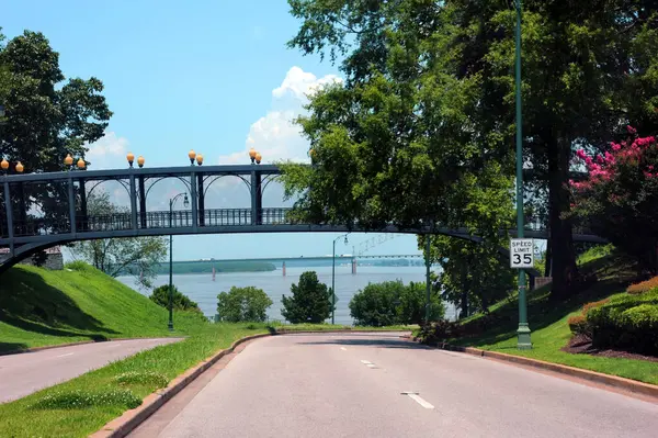 Ashburn Coppock Park ve South Bluffs şehir merkezindeki Memphis, Tennessee 'deki yaya köprüsü ile bağlantılı. Metal köprü Riverfront Yolu 'ndan geçiyor.. 