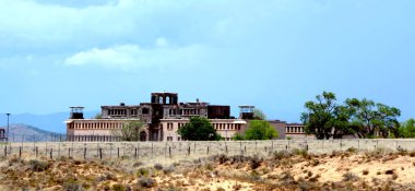 Geçmiş günler, Orta New Mexico 'daki aşırı gelişmiş ve kötüleşen hapishaneleri gösteriyor. Gözetleme kuleleri hala köşelerde ve çitlerle çevrili..
