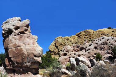 Dev kaya oluşumları New Mexico 'daki Turkuaz Patikası boyunca Tanrıların Bahçesi' ni dolduruyor. Çit, ziyaretçilerin kaya oluşumlarına tırmanmasını engelliyor.