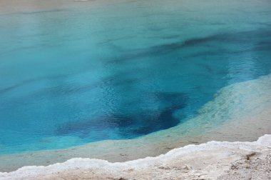 Yellowstone Ulusal Parkı 'ndaki sıcak jeotermal havuzda su rengi parlıyor.