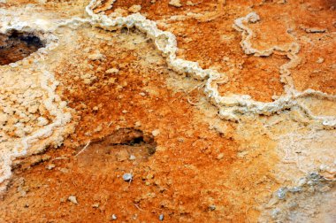 Yellowstone Ulusal Parkı 'ndaki Devil' s Thumb ve Mammoth Kaplıcaları etrafındaki termal alan tepeler ve mineral yataklarıyla dolu..