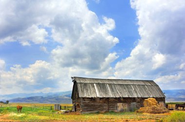 Kırsal, ahşap ahşap ahır Happy Valley, Montana 'da güzel bir dağ manzarası var. Ahır ahşap çatılı..