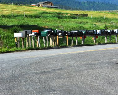 Montana 'nın kırsal kesimindeki bu kır yoluna uzun posta kutuları gönderilmeyi bekliyor..