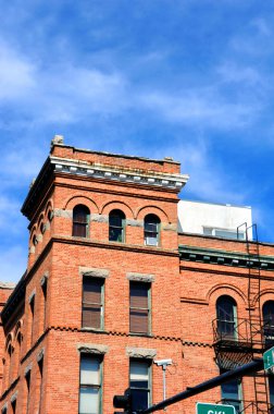 Bozeman, Montana 'daki Bozeman Oteli Romanesk Uyanış mimarisidir. Görüntü, şehrin ana caddesinde binanın köşesini ve kemerli pencereleri gösteriyor.  