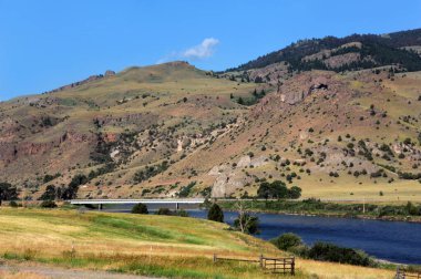 Mutlu Vadi Montana 'daki Yellowstone Nehri' ni geçen köprü..