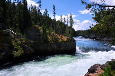 Yellowstone Nehri hızlanarak Yellowstone Ulusal Parkı 'ndaki Upper Falls' un kıyısında doruğa ulaşır. Fotoğraf şelalenin tepesinde çekiliyor..