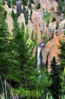 Tower Falls, Yellowstone Ulusal Parkı 'nda kayalıklarla çevrili..