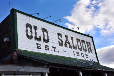 Montana 'nın tarihi bir simgesi olan Eski Salon, 1902 yılında kurulmuş ve yüz yılı aşkın süredir kovboylara ve çiftlik işçilerine hizmet vermektedir. Bar Paradise Valley, Montana 'da yer almaktadır..