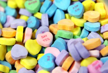 Kalp şeklindeki şeker yığını satılığa hazır bekliyor. Bir kalpteki mesaj 