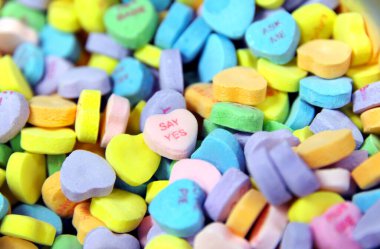 Kalp şeklindeki şeker yığını satılığa hazır bekliyor. Bir kalpteki mesaj 