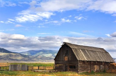 Kutup ahırı, Wyoming 'deki Gallatin Dağları manzaralı..  