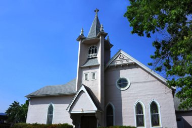 Saint Marks Church Universal ve Triumphant, Livingston, Montana 'da mavi gökyüzü ve yaz yeşili ile özetlenmiştir. Üst üste kubbe.