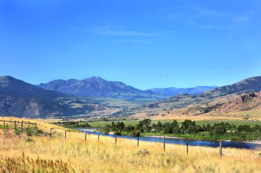 Yellowstone Nehri, Montana 'daki dağların ve altın tarlaların arasından akar..