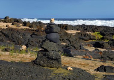 Büyük Hawaii Adası, Güney Noktası 'nın engebeli sahillerinde yerliler lav taşı ve mercanlardan oluşan bir alt kişilik kurdular. Olivine adındaki yeşil kum sahile saçılmış..