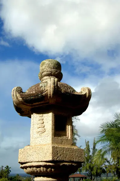 Otantik Japon taş feneri Hawaii 'nin büyük adasındaki Hilo' daki Liliuokalani Parkı 'nda bulunur..