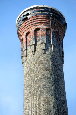 Kolombiya, Güney Carolina 'daki hisorik dumanlarda yıllanmış tuğlalar, en üstteki çelik bankalarda görülebilir..