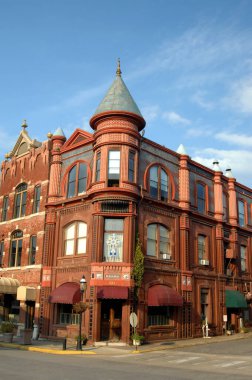 Van Buren, Arkansas 'taki Crawford County Bankası' nda metal taretler var. Yenilenmiş bina, yuvarlak pencereler ve Victoria tarzı mimari sergiliyor.