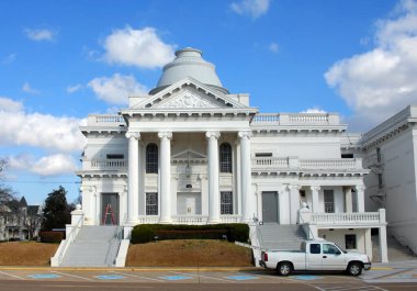 Beech Street First Baptist Kilisesi Texarkana, Arkansas 'ta yer almaktadır. Uzun ön kolonları ve zarif mimarisi var. Boyacı bantlıyor ve yapıyı yeniden boyamaya hazırlanıyor..