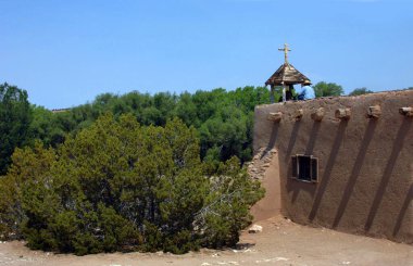 Oyuncu El Rancho del las Golondrinas 'ın tepesinde oturmuş tören için zili çalmayı bekliyor..