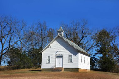 Kuzey Arkansas kırsalında bulunan Beulah Union Kilisesi etrafında çıplak ağaçlar toplanır. Kilise ahşap ve beyaza boyanmış..