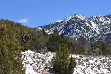 New Mexico 'daki tarlalar ve araziler özel mülkiyete ait ve sahipleri özel bölgelerini işaretlemede yaratıcı hale geldiler. Kullanılmış bir lastik Alberquerque, New Mexico 'nun dışında bir çit direğinde asılı duruyor..