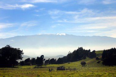 Waimea, Hawaii 'nin Büyük Adası' ndan Mauna Kea 'nın sabahın erken saatlerinde görüntüsü. Karlı dağ manzaralı Tropikal ada.