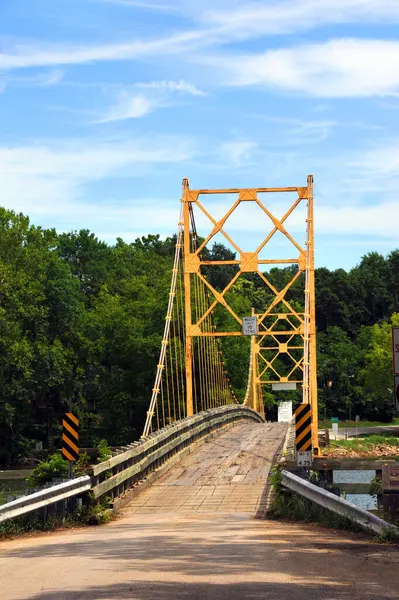 Beyaz Nehir üzerindeki tarihi asma köprü tarihi bir dönüm noktasıdır. Arkansas, Eureka Springs 'in kuzeybatısındaki Kunduz kasabasında..