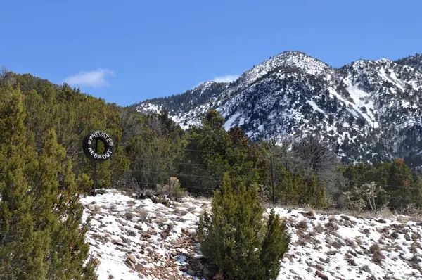 New Mexico 'daki tarlalar ve araziler özel mülkiyete ait ve sahipleri özel bölgelerini işaretlemede yaratıcı hale geldiler. Kullanılmış bir lastik Alberquerque, New Mexico 'nun dışında bir çit direğinde asılı duruyor..