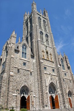 Kutsal Meryem Ana 'nın katedrali parlak mavi gökyüzüne karşı güçlü ve dayanıklı duruyor. Kingston, Ontario, Kanada 'da yer alır..