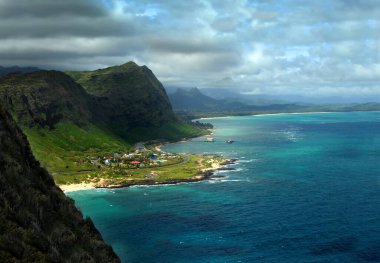 Makapuu Deniz Feneri Yolu 'ndan bakıldığında Oahu Hawaii Adası' ndaki Tantalus Dağları 'nın üzerinden kara bulutların aktığını görüyoruz..  