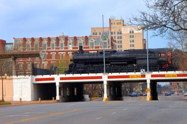Landmark treni Wichita, Kansas 'taki üst geçidin üzerinde park halinde. Tren 