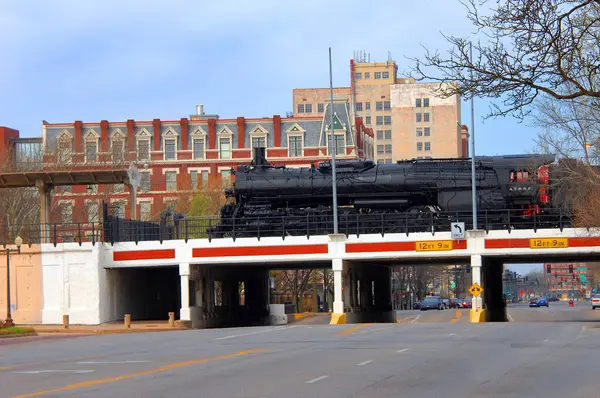 Landmark treni Wichita, Kansas 'taki üst geçidin üzerinde park halinde. Tren 