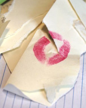 Kırık ilişki, ruj lekeli bu yırtık evelope ile resmedilmiş. Ruj izi duygusal bir öfkeyle ikiye bölünmüş. İlişkimiz bozulmuştu..