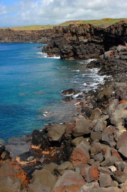 Engebeli ve güzel, Hawaii adasının güney noktasında kayalık uçurumlar ve canlı mavi sular var..