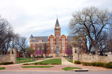 Wichita, Kansas 'taki Friends Üniversitesi' nde saat kulesi olan zarif ve görkemli bir ana salon var..