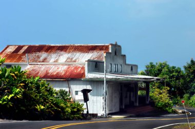Anne ve baba tipi dükkanlar kapandı. Mağaza, Hawaii 'nin büyük adasında dar ve virajlı bir yolda duruyor..
