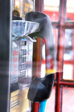 Vintage telefon kulübesi görüntüsü alıcısı ve eski usul ödemeli arama için talimatlar.