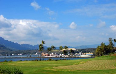 Kauai, Hawaii golf sahasının Nawiliwili Limanı ve engebeli Haupu Dağları manzarası var..