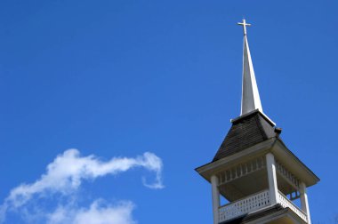 Kuzey Carolina, Weaverville 'deki Ivy Baptist Kilisesi' nin çatısında ahşap bir çan kulesi..