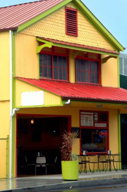 Şehir merkezi Hilo, Hawaii binaları yeniden hizmete açtı. Bu restoran sarı renkli zencefilli kekle göz alıcıdır. Yeşil ve kırmızı renklidir..