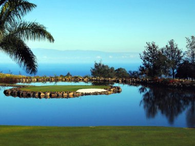 Cennette golf, Kohala Dağı 'nın arka planı, mavi gökyüzünü yansıtan sakin su ve yemyeşil otlar içerir. Büyük Hawaii Adası 'nın tropikal rüzgârlarını da eklersek tam bir cennet olur..