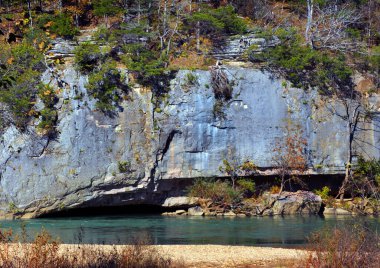 Engebeli granit kayalıklar Arkansas Harrison 'ın dışındaki Buffalo Ulusal Nehrinin mavi sularını kaplıyor..