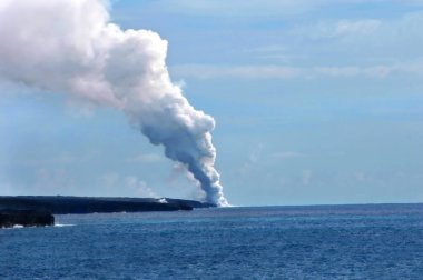 Kilauea Volkanı okyanusa ve Hawaii 'nin büyük adasının kenarına yeni lavlar boşaltıyor..