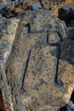 Hawaii 'nin ilk dönemlerinden kalma petroglifler büyük bir taşı tırmalayan bir adam tasvir ediyor. Büyük Hawaii adası petrofiziği.