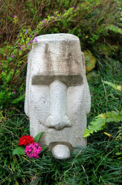 Taş suratlı tiki isyan olsun diye dilini çıkardı. Bu taş suratlı kafa sonunda bön bön bakan turistten bıktı..