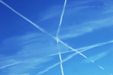 Jet uçuş modelleri gökyüzünde X şeklinde. Geometrik matematik prensibi kesişen çizgilerle kesişen jet akışı ile gösterilir..