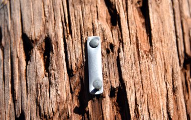 Metal I bir numara kırsal bölgeye çivilenmiş. Biri üstte, diğeri altta..