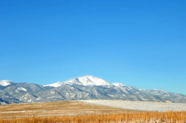 Pike 's Peak karla kaplı ve tarla altın değerinde. Manzara Colorado Springs 'den..