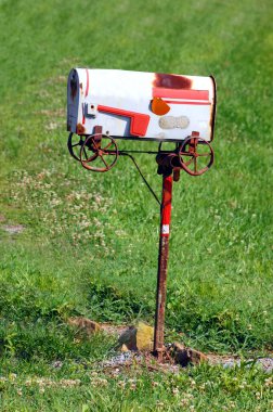 Yol kenarındaki posta kutusunun güncellenmesi gerekiyor. Paslanan, soyulan ve eğilen bu posta kutusu birçok kırsal yol müşterisi için dış dünyayla bağlantı görevi görüyor..